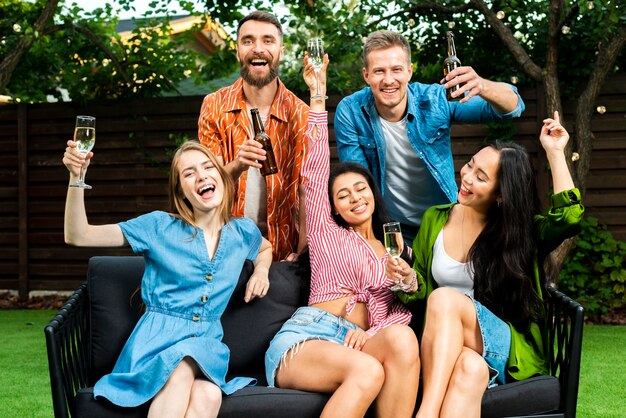 Jóvenes felices celebrando con bebidas