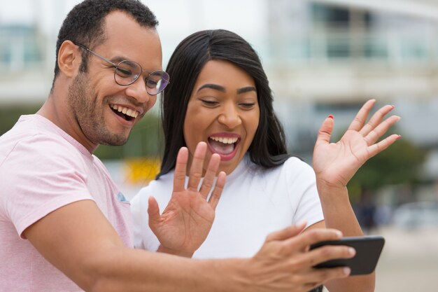 Jóvenes felices sonriendo a la cámara