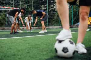 Foto gratuita jóvenes futbolistas con balón en acción al aire libre