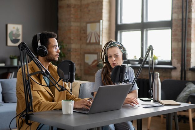 Jóvenes grabando podcast plano medio