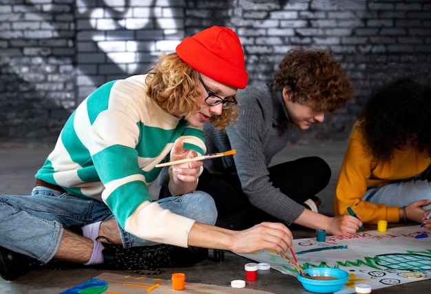 Jóvenes haciendo pancartas juntos tiro completo