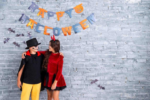 Jóvenes hermanos juntos listos para halloween