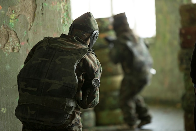 Foto gratuita jóvenes jugando paintball en el metro.