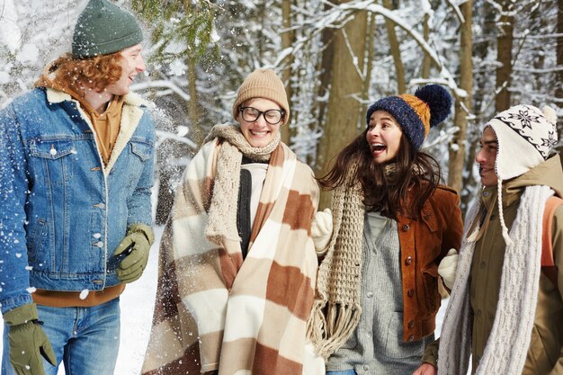 Jóvenes juguetones en bosque de invierno