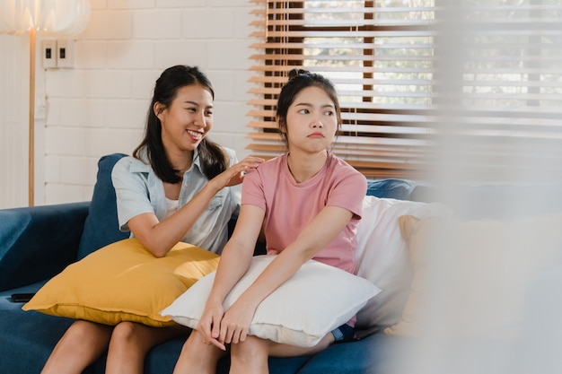 Jóvenes lesbianas lgbtq mujeres asiáticas pareja enojado conflicto juntos en casa