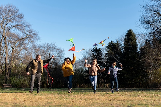 Jóvenes levantando su cometa