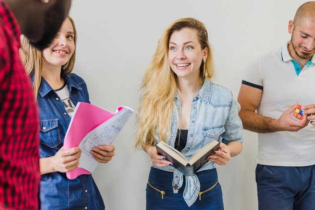 Jóvenes con libros hablando