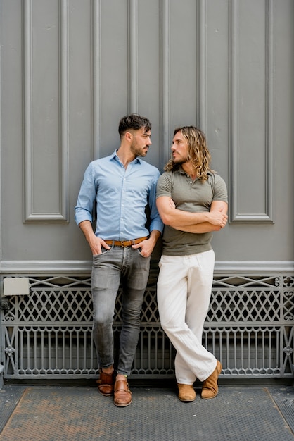 Jóvenes machos guapos posando juntos