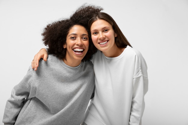 Jóvenes con maqueta de sudadera con capucha