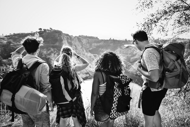 Jóvenes mochileros que viajan en la naturaleza