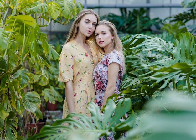 Jóvenes modelos en invernadero posando