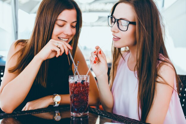 Jóvenes mujeres bonitas en un bar