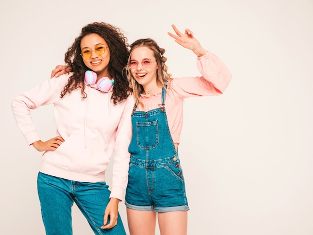 Jóvenes mujeres despreocupadas posando en el estudio