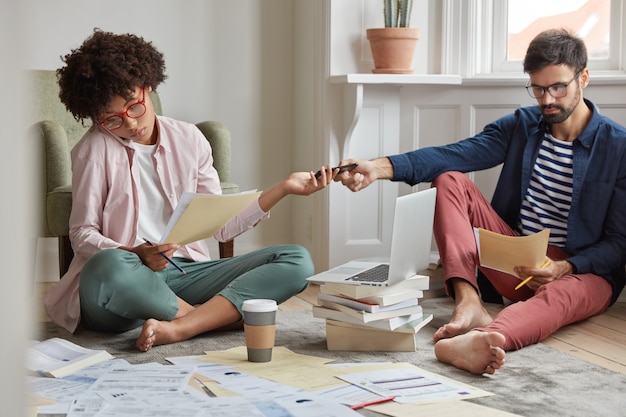 Los jóvenes multiculturales colaboran en el plan de negocios