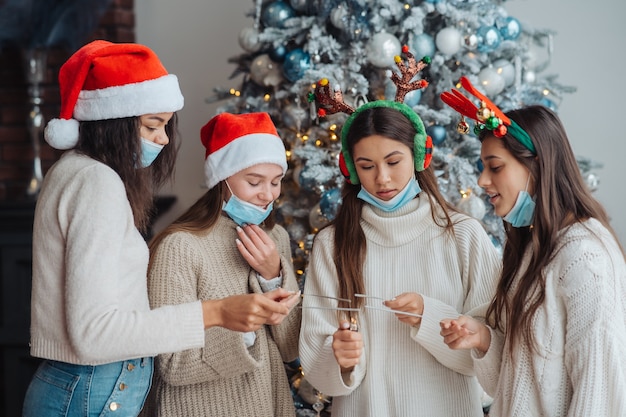 Jóvenes multiétnicos celebrando la víspera de año nuevo con bengalas