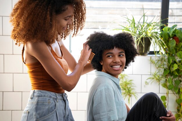 Jóvenes negros cuidando el cabello afro.