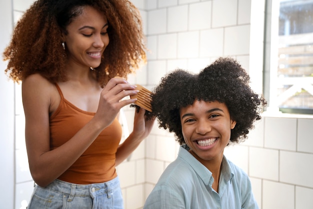 Foto gratuita jóvenes negros cuidando el cabello afro.