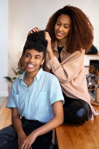 Foto gratuita jóvenes negros cuidando el cabello afro.