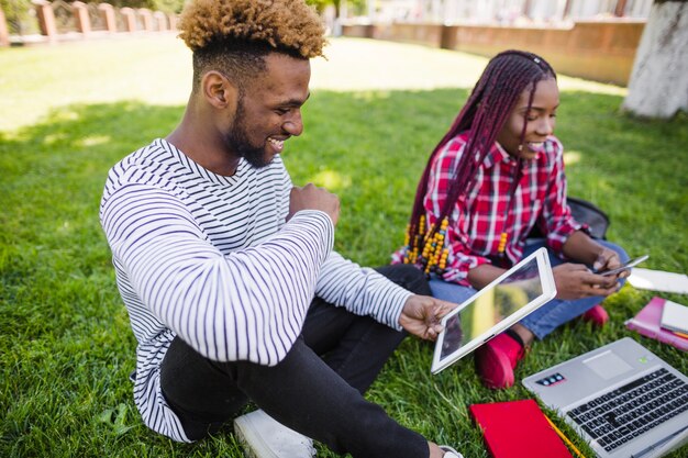 Jóvenes negros estudiando en el parque