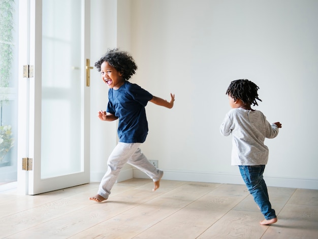 Foto gratuita jóvenes negros jugando en su nueva casa