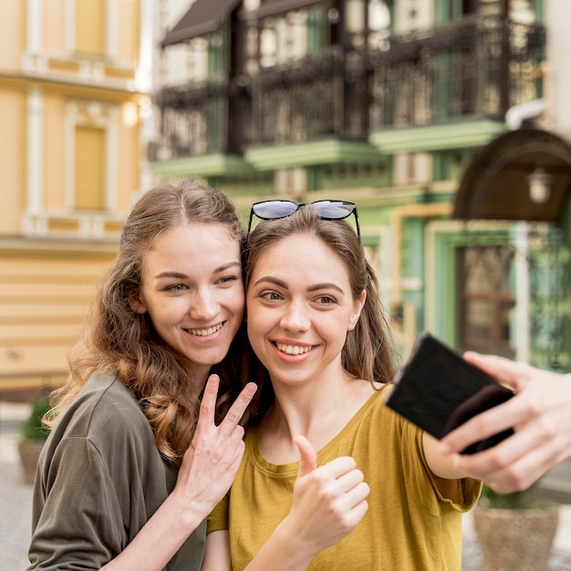 Foto gratuita jóvenes novias tomando selfie