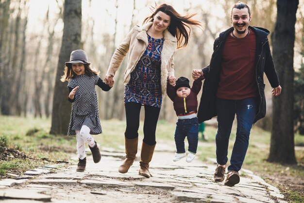 Jóvenes padres con niños en el parque