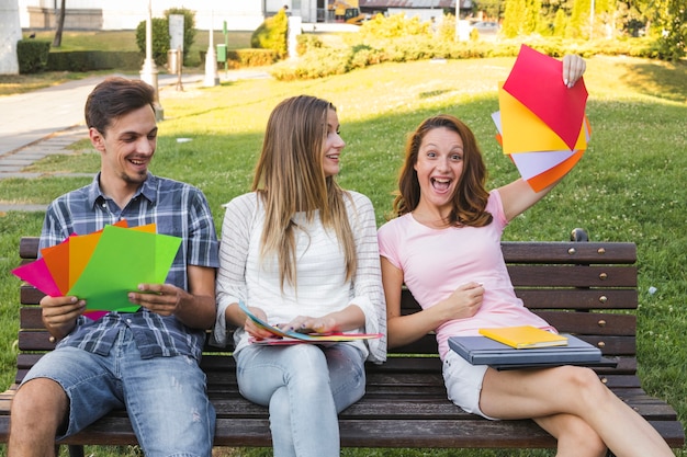 Jóvenes con papeles coloridos