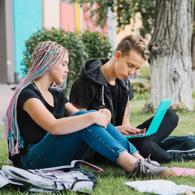 Jóvenes en el parque estudiando