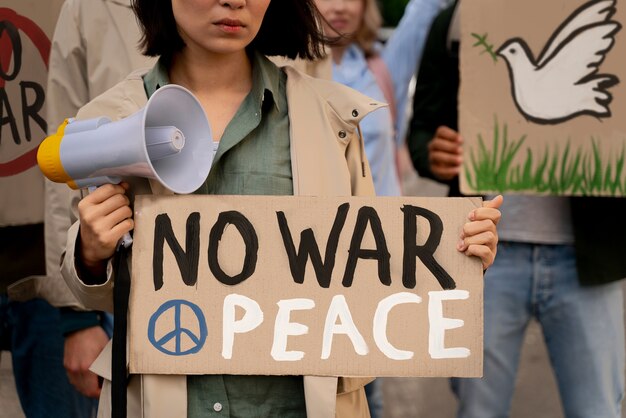 Jóvenes participando en protesta contra la guerra