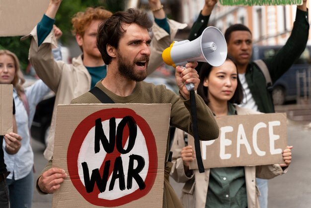 Jóvenes participando en protesta contra la guerra