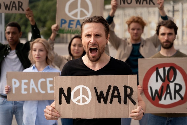 Jóvenes participando en protesta contra la guerra