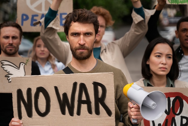 Jóvenes participando en protesta contra la guerra