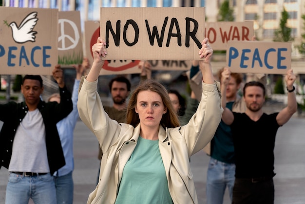 Jóvenes participando en protesta contra la guerra