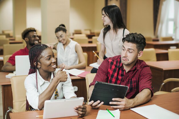 Los jóvenes pasan tiempo en la biblioteca