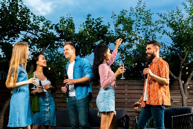 Jóvenes pasando un buen rato al aire libre