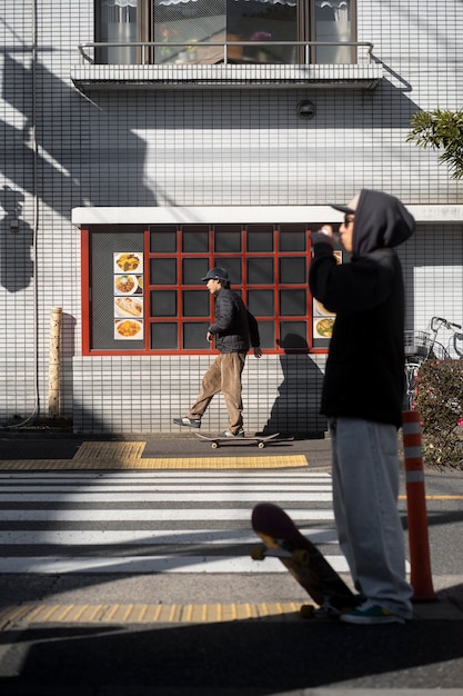 Jóvenes patinando en Japón