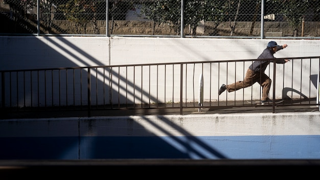 Foto gratuita jóvenes patinando en japón