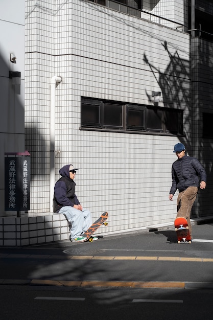 Jóvenes patinando en Japón