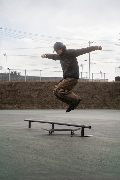 Foto gratuita jóvenes patinando en japón