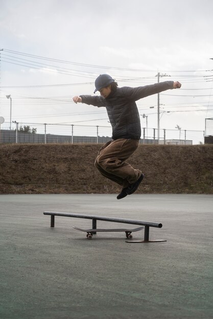 Jóvenes patinando en Japón