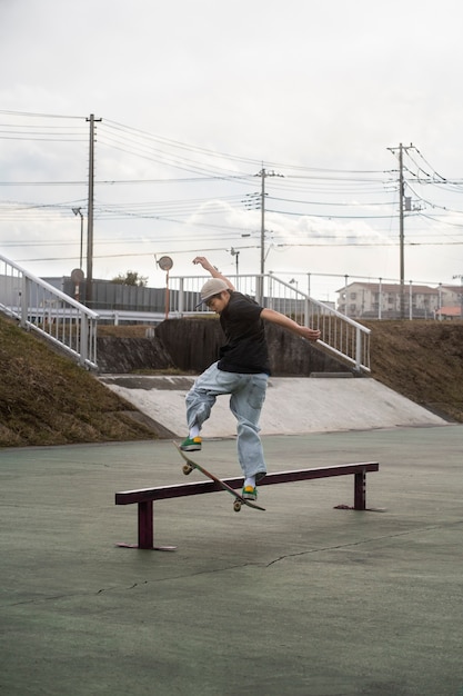 Foto gratuita jóvenes patinando en japón