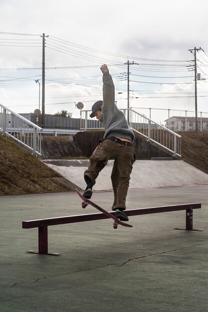 Jóvenes patinando en Japón