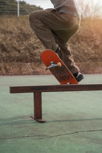 Foto gratuita jóvenes patinando en japón