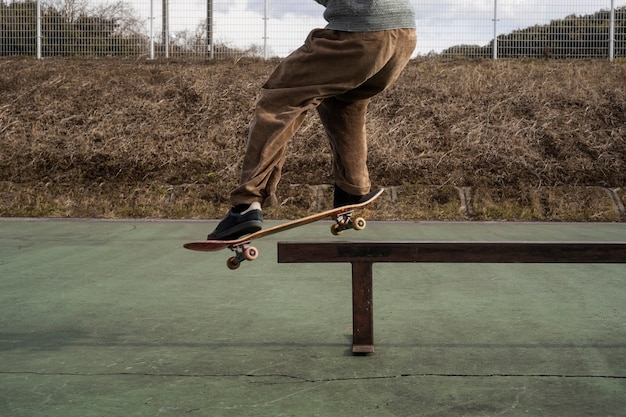 Foto gratuita jóvenes patinando en japón