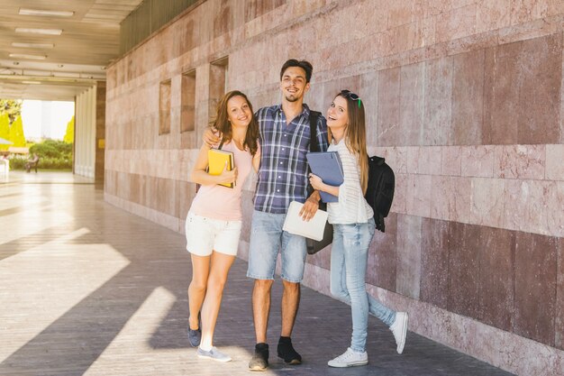 Jóvenes posando con libros