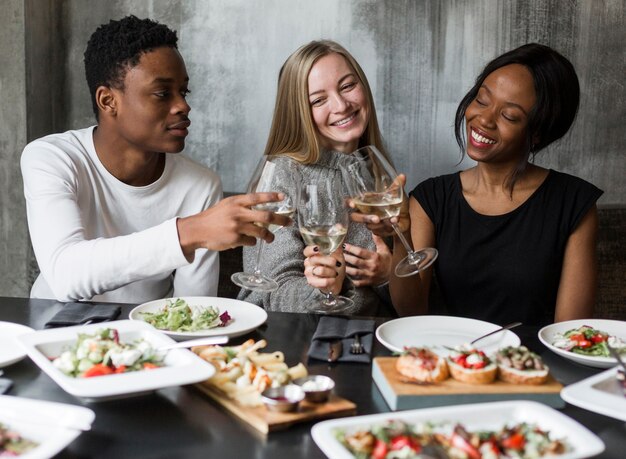 Jóvenes positivos cenando juntos