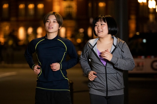 Jóvenes preparándose para hacer deporte por la noche