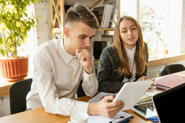 Jóvenes profesionales de negocios que tienen una reunión, oficina creativa