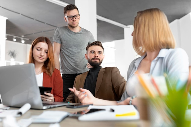 Jóvenes que tienen una reunión de trabajo en la oficina.