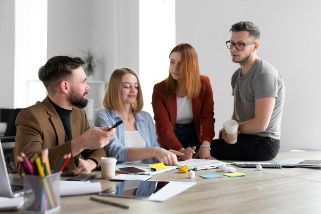 Jóvenes que tienen una reunión de trabajo en la oficina.